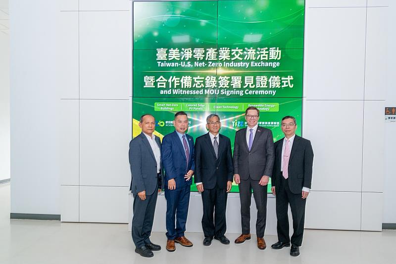 美國堪薩斯州副州長暨商務廳長David Toland(右2)率團來臺,於內政部建築研究所材料實驗中心參訪臺灣彩繪立面光電實證示範場域,並與睿田能源股份有限公司執行長薛煒立(左2)推動臺美淨零產業交流與合作備忘錄簽署。內政部建築研究所所長王榮進(中)、台灣智慧淨零建築產業聯盟秘書長孟義超(右1)、南亞塑膠仁武廠工會吳祈忠理事長(左1)共同參與,展現臺灣以「台灣隊」模式整合研發、建築、能源與供應鏈量能,推動彩繪立面光電接軌國際市場。