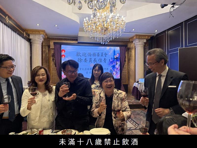 委員長逐桌向來賓致意，並為即將於5月31日登場的演出團隊加油打氣，現場氣氛熱絡。