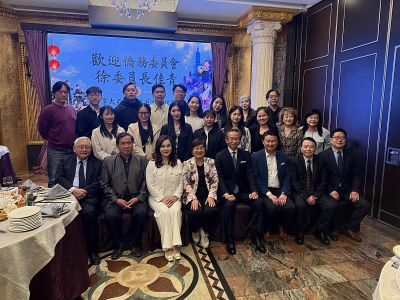 處長梁毅鵬歡迎委員長委員長蒞臨並宴請「2026年美國臺灣傳統週暨加拿大亞裔傳統月當代樂坊」訪演團隊及主辦單位加臺經貿文化交流協會等幹部。