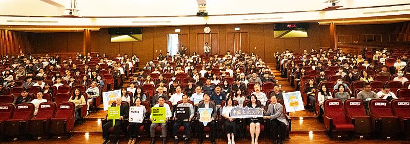 文化大學師生齊聚觀看黃仁勳主題演講，來自理工、商管、傳播、設計及人文等不同領域學生熱烈參與，展現跨域學習能量。