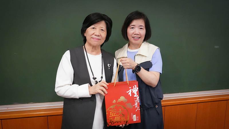 亞洲大學副校長兼教學資源與教師專業發展中心主任柯慧貞(左)致贈紀念品予杏璞身心健康關懷協會創會理事長廖璽璸醫師(右),感謝其蒞校分享SEL教育理念與實務經驗。