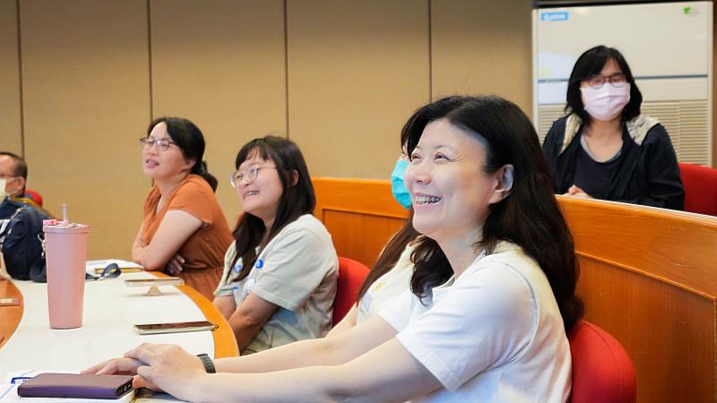 亞洲大學教師熱情參與SEL教師工作坊,現場互動熱烈,教師專注聆聽情緒教育與SEL教學實務分享。