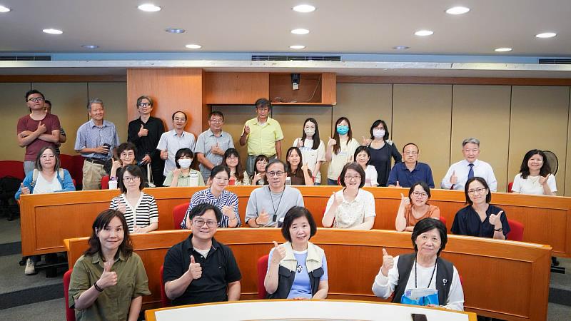 亞洲大學辦理「SEL從理論到實務分享」專題講座，吸引校內教師踴躍參與，會後與講師合影留念。