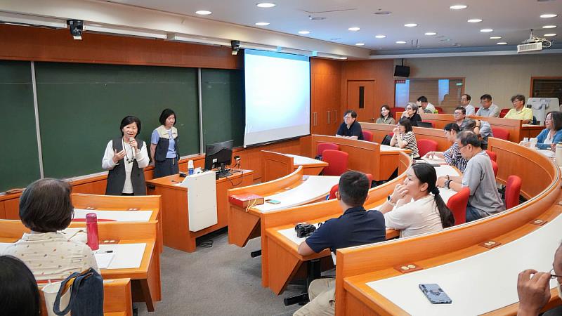 亞洲大學副校長兼教學資源與教師專業發展中心主任柯慧貞(左),於講座中與杏璞身心健康關懷協會創會理事長廖璽璸醫師(右)進行交流,分享SEL教育理念與教學實務應用。