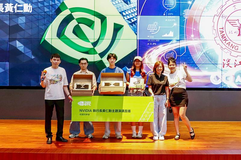 有獎徵答環節中，學生開心領取NVIDIA潮T與最新GeForce RTX 50系列顯示卡。（圖／淡江大學提供）