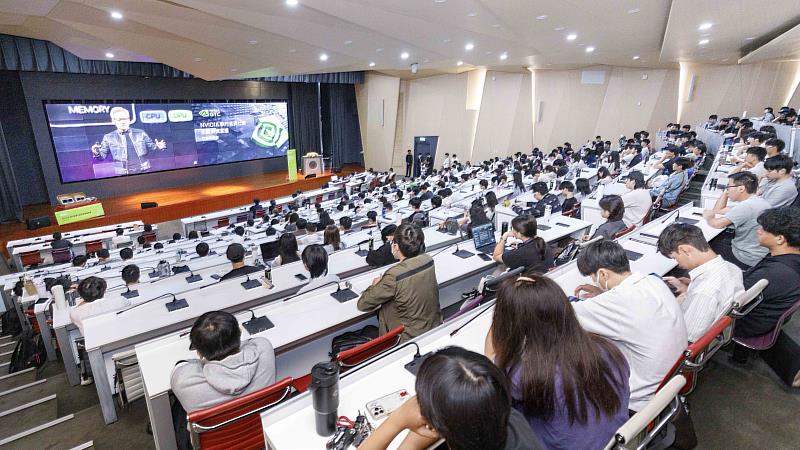 淡江大學舉辦「GTC Taipei 2026 NVIDIA執行長黃仁勳主題演講直播校園同樂會」，現場超過450位淡江師生參與。（圖／淡江大學提供）