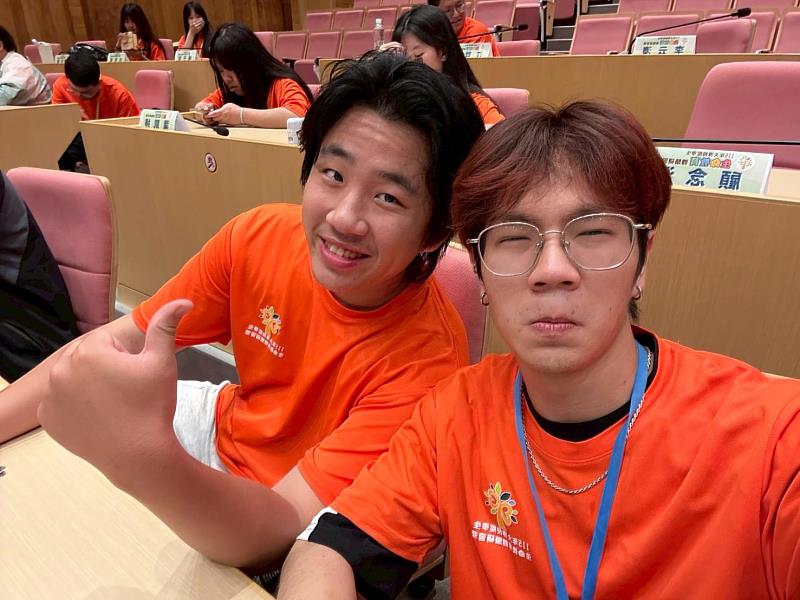 陳品叡同學（右）認為透過講座內容，更加理解生命的意義與價值，也學習到如何以正向態度面對生活中的挑戰。
