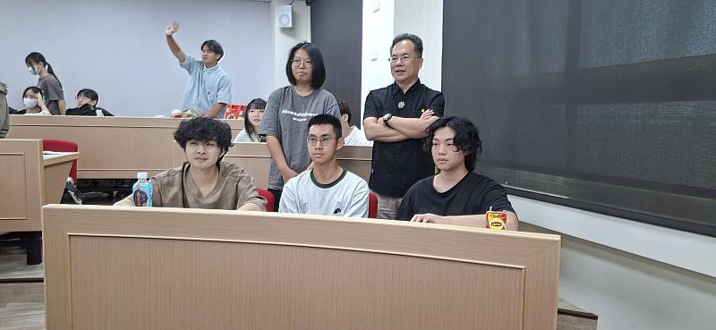 訪視教師與學生相互交流並建立聯繫群組,建構實習期間高效的溝通機制。