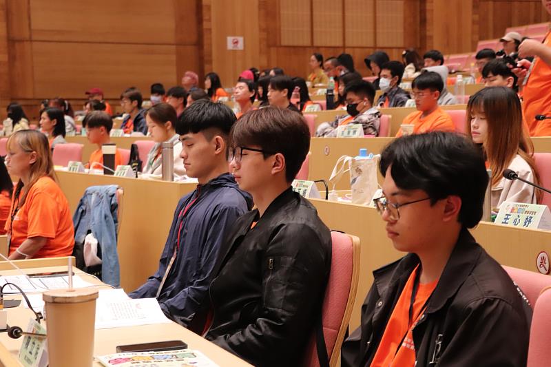研習營安排靜心與體驗課程，引導學生覺察內在情緒。