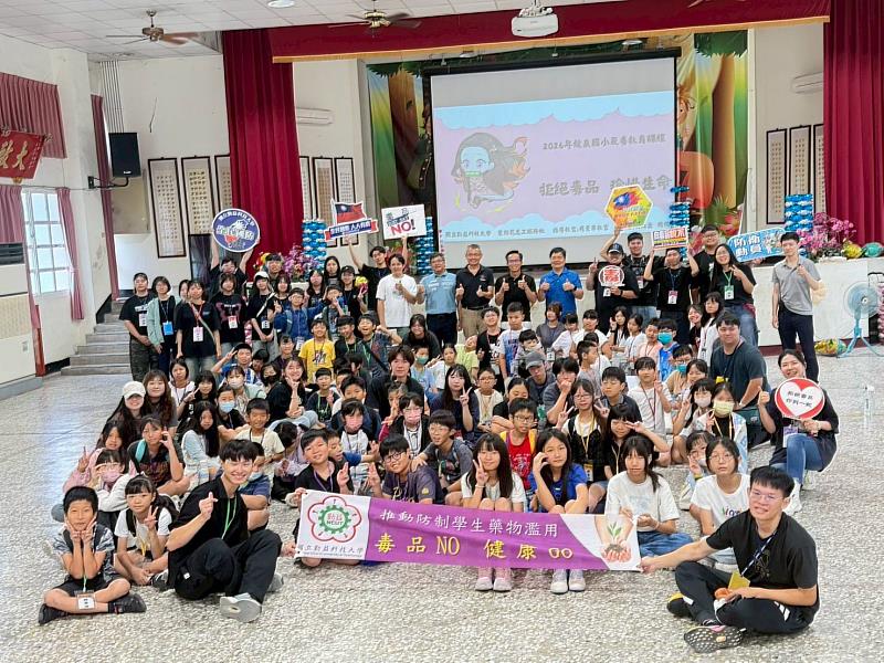 勤益舉辦大手牽小手翻轉反毒教育營隊活動全體與會活動成員合影。