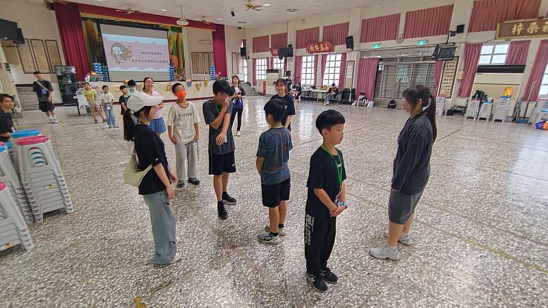 勤益舉辦大手牽小手翻轉反毒教育營隊活動志工服務社學生與小學生們一起玩競賽活動。