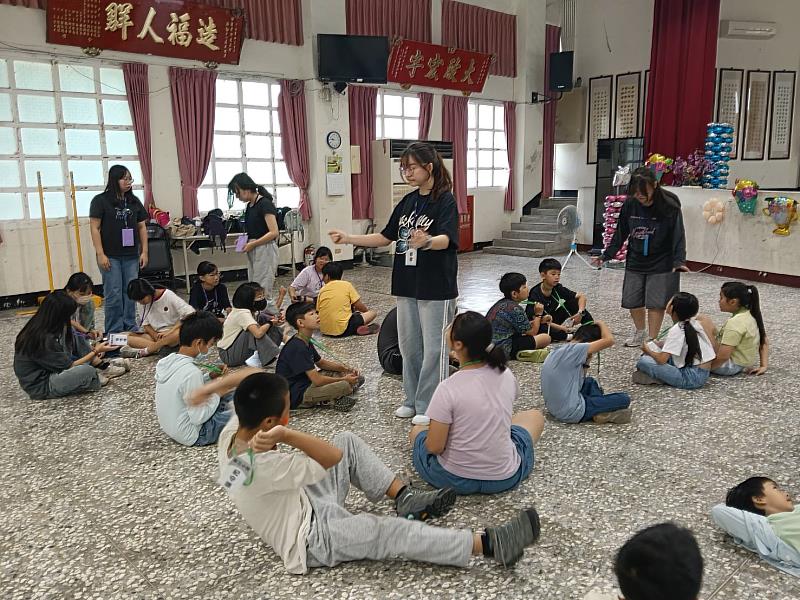 勤益舉辦大手牽小手翻轉反毒教育營隊活動志工服務社學生與小學生們一起玩競賽活動。