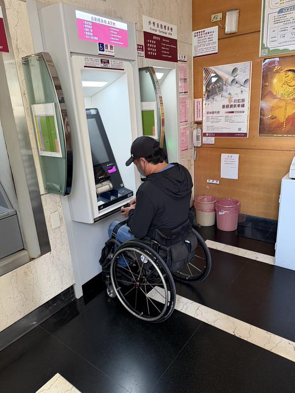 臺灣銀行中屏分行容膝式ATM便利輪椅族操作，提升金融服務可近性。