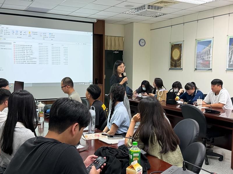 實習成果發表會分組進行，師生於教室內專注聆聽並進行專業評核。