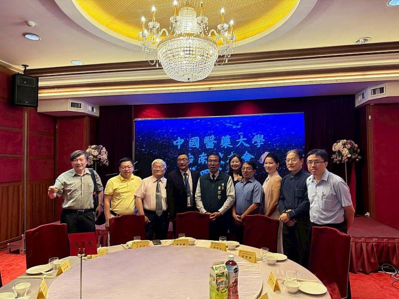 台南市長黃偉哲蒞臨中國醫藥大學台南校友會與貴賓合影。