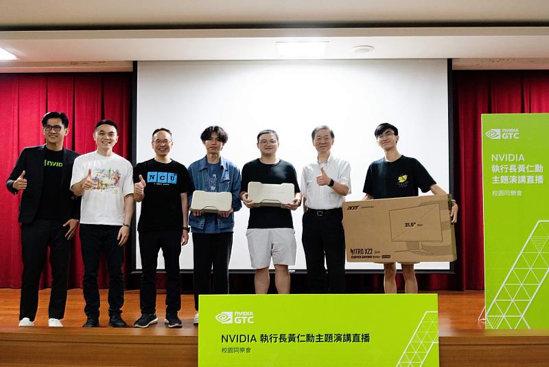中央大學副校長綦振瀛和阮啟弘、管理學院王群孝副院長、輝達台灣區資深經理邾亦為與中獎的幸運兒合影。