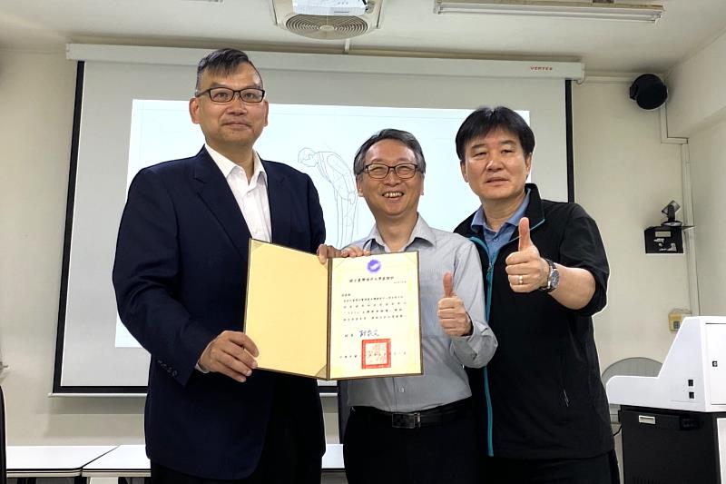 海大社會責任實踐與永續發展中心張文哲主任（中）分享地方創生與大學社會責任實踐（USR）經驗。左為永續所桑國忠所長，右為連江縣陳冠人副縣長。