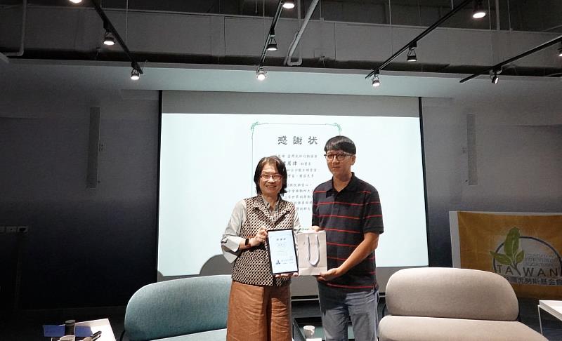台灣尤努斯基金會董事長蔡慧玲（左）致贈電子感謝狀予臺灣氣候行動協會秘書長盧居煒（右）。