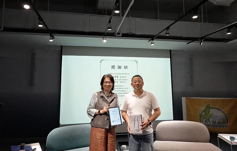 台灣尤努斯基金會董事長蔡慧玲(左)致贈電子感謝狀予永在林業股份有限公司副總經理林家鼎(右)。