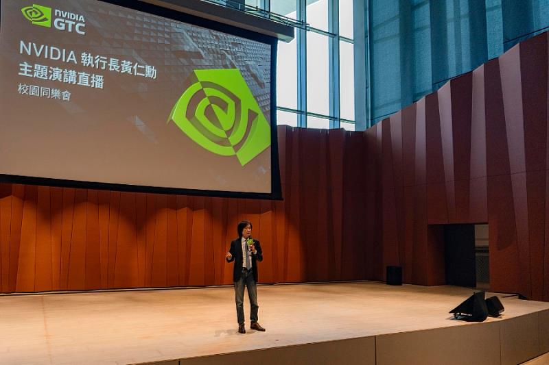 逢甲大學副校長唐國豪為活動揭開序幕，期勉學子緊跟全球頂尖科技脈動，及早佈局AI職涯。