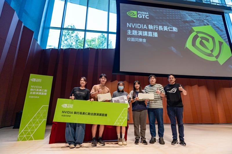3位幸運逢甲學生開心抱回GeForce RTX 50系列顯示卡大獎。