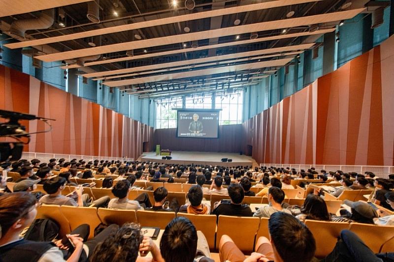 逢甲師生齊聚「NVIDIA執行長黃仁勳主題演講直播校園同樂會」零時差直擊黃仁勳主題演講。