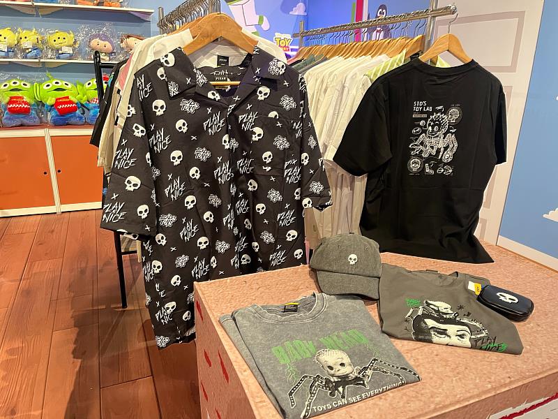 打造玩具個性穿搭風！本次快閃店特別推出細節滿分的限定阿薛系列風格服飾、帽子及襪子等，搭配阿薛、蜘蛛嬰兒等圖案設計，讓玩具迷一次集齊最頂級的角色應援。（資料來源：加州椰子集團）