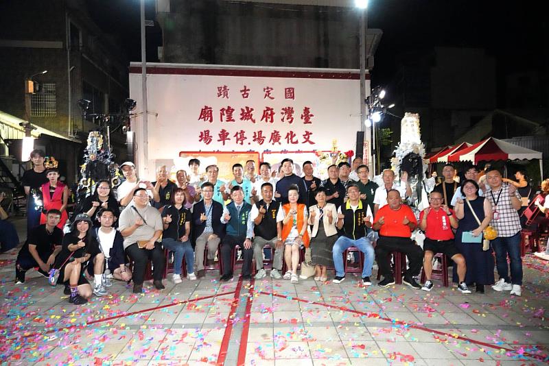 南大師生與臺灣府城隍廟及地方文化人士共同合影，展現校園與地方攜手推動民俗文化傳承的成果。
