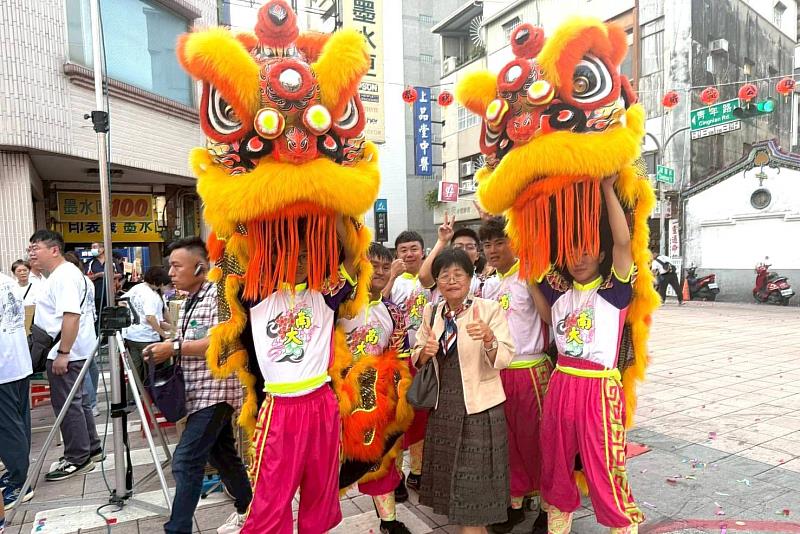 南大校長陳惠萍與民俗隊同學合影，肯定學生投入傳統藝陣與民俗技藝推廣，展現青年傳承文化的活力。