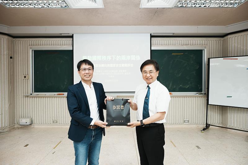 南大李建億副校長感謝海基會副秘書長黎寶文分享國際局勢與兩岸關係觀察，深化學生公共事務與國際視野學習。