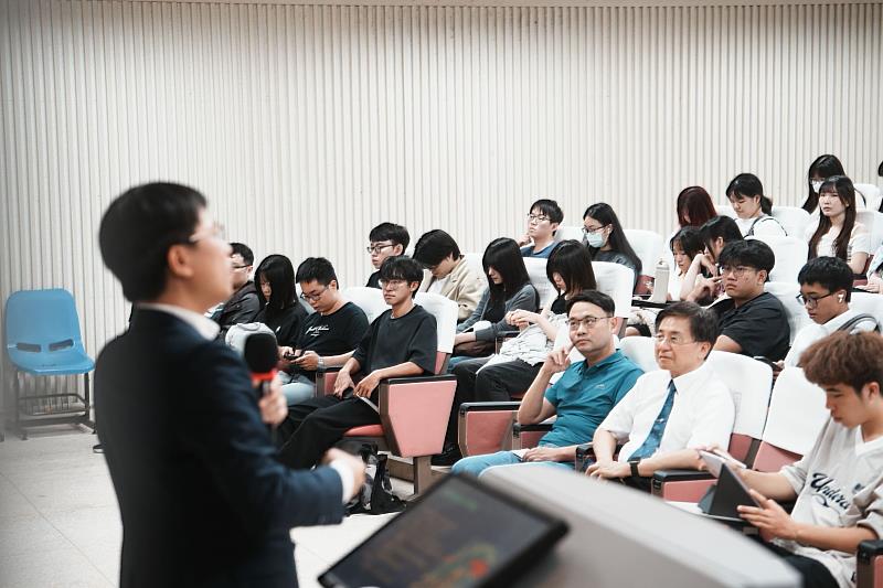 南大行政管理學系邀請黎寶文副秘書長專題演講，透過實務經驗與案例分享，引導學生培養政策分析與思辨能力。