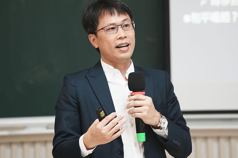 海基會副秘書長黎寶文於南大專題講座中解析國際秩序變遷與兩岸關係發展,帶領學生認識全球局勢最新脈動。