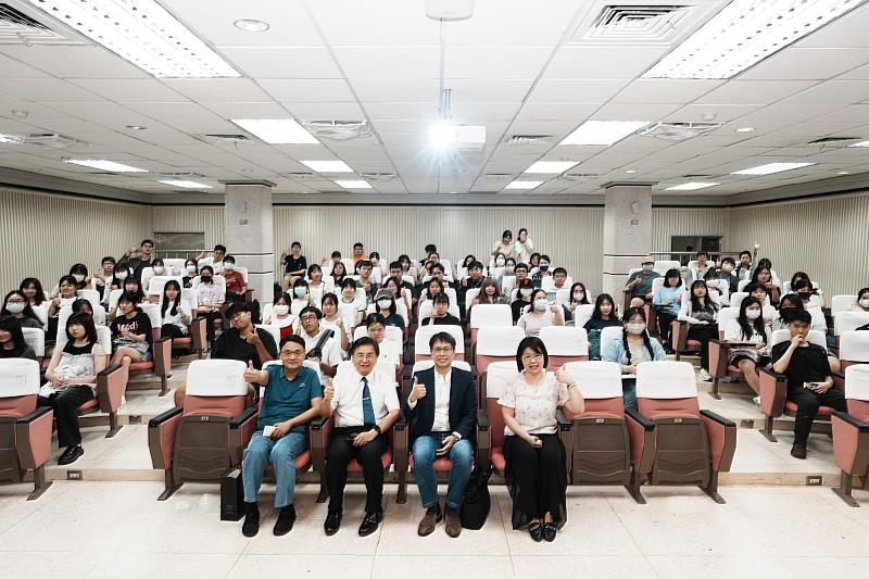 南大行政管理學系舉辦兩岸關係專題講座,師生與黎寶文副秘書長合影留念,共同關注國際情勢發展與公共治理議題。