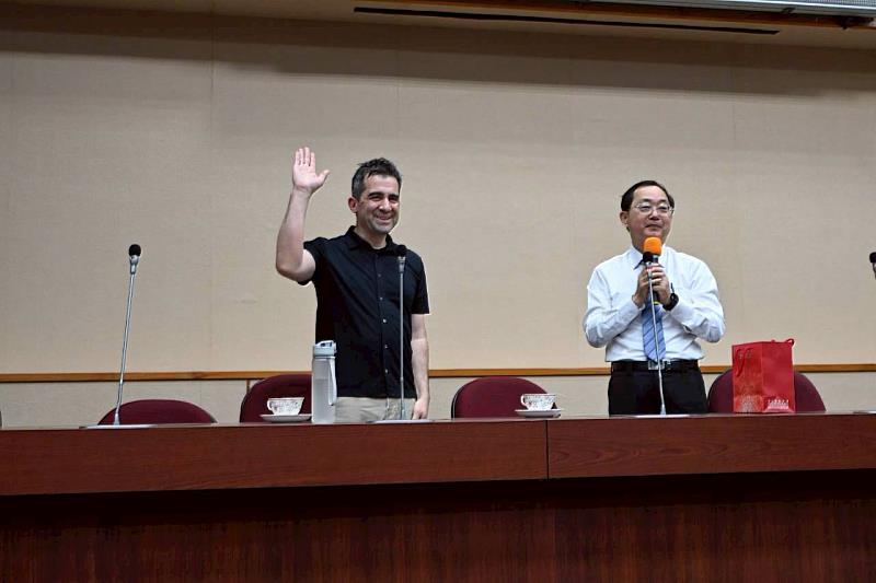 南大邀請美國愛荷華州立大學首席資訊安全長Rich Tener蒞校演講，由侯志正副校長介紹講者專業背景，展現南大重視資訊安全教育與國際交流。