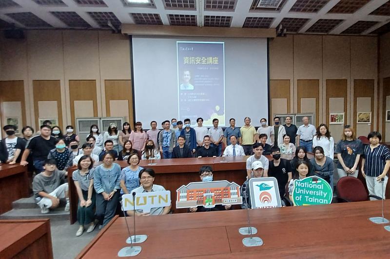 南大資訊安全講座吸引眾多師生參與，與美國資安專家Rich Tener合影留念，共同關注數位時代的資安素養與防護能力。