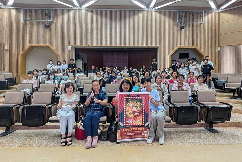 南大人文學院與圖資處共同舉辦《長安三萬里》電影賞析活動，吸引校內外逾百位民眾參與，一同感受唐詩文化與盛唐風華。
