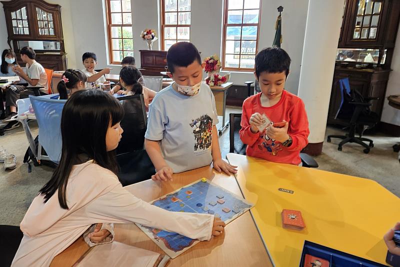 南大教育系以遊戲融入科技教育，引導學童在海霸桌遊中練習策略規劃、問題分析與合作溝通能力。