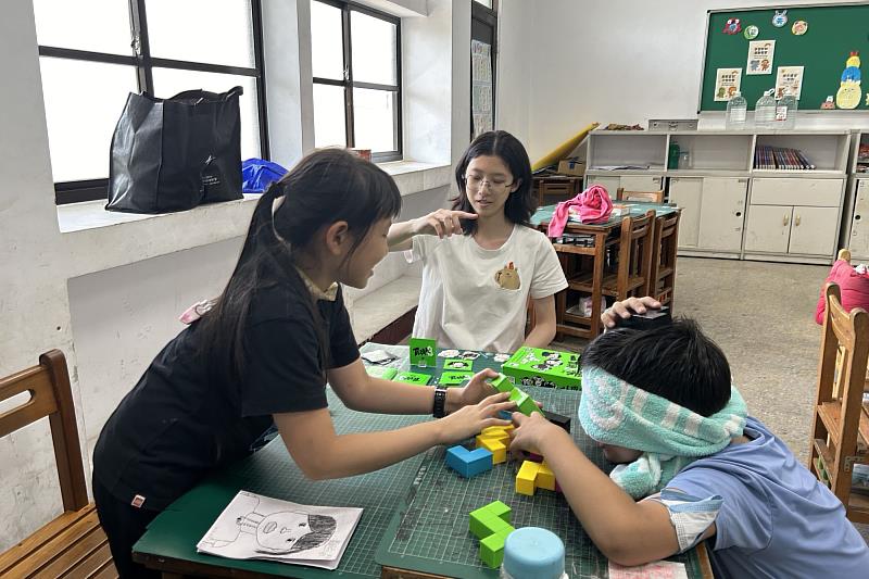 南大教育系師資生透過桌遊活動引導學童拆解問題與團隊合作,在遊戲中建立運算思維與邏輯推理能力。