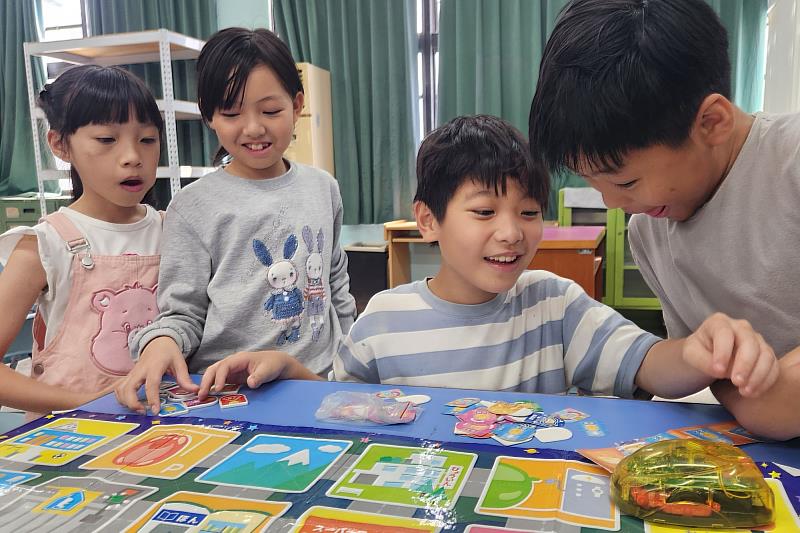 學童透過日本小車任務進行路線規劃與團隊協作，在南大教育系設計的課程中培養運算思維素養。