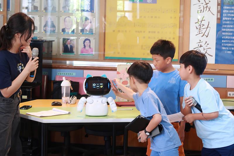 立人國小學生展示凱比智慧醫療成果，將南大教育系課程所學轉化為互動設計與生活科技應用。