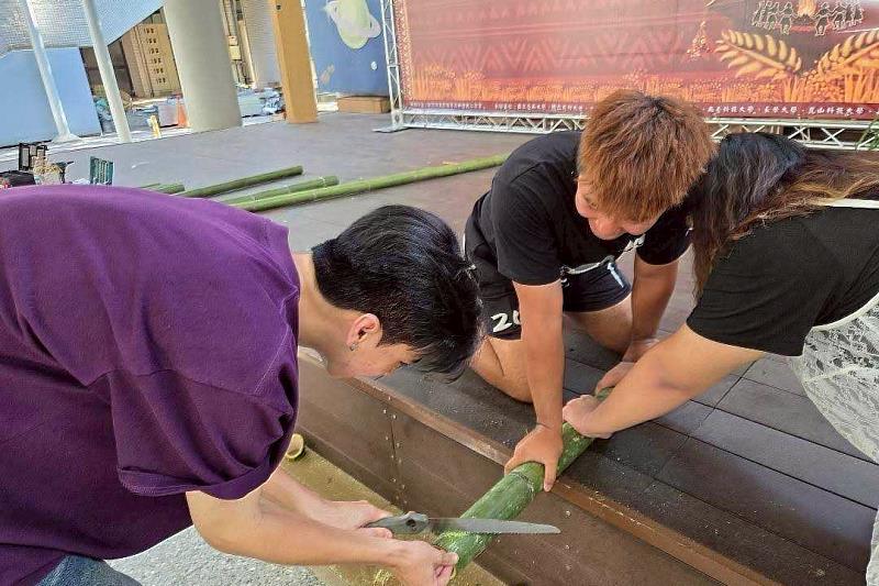 南大師生共同運用竹材搭建鄒族傳統建築，從工序實作中學習山林文化、建築技藝與族群知識。