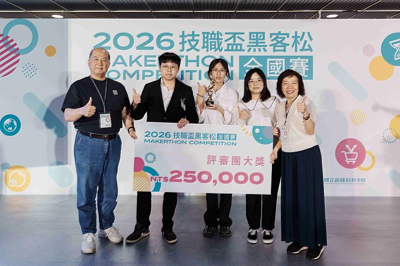 勤益團隊「XD我不會屈服的」以「GoGoFood校園無人智慧取餐車獲獎學生彭彥皓（左2起）、黃子涵、曾子函與司長與評審合影。
