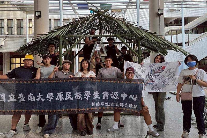 南大師生攜手完成鄒族傳統建築作品,成果後續作為8校聯合原畢典進場意象,象徵文化承接與新程啟航。