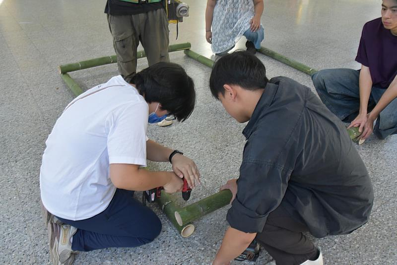 南大原資中心辦理鄒族傳統建築實作課程，師生在文化工作者帶領下親身參與搭建過程，認識原住民族建築智慧。