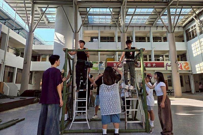南大原住民文化藝術週結合理論與實作,透過鄒族傳統建築搭建體驗,引導學生理解文化傳承的深層意涵。