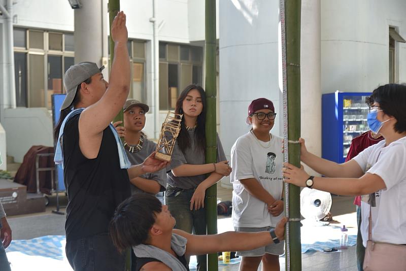 南大邀請鄒族青年文化工作者入校交流，帶領學生一步步完成傳統建築搭設，深化文化理解與交流。