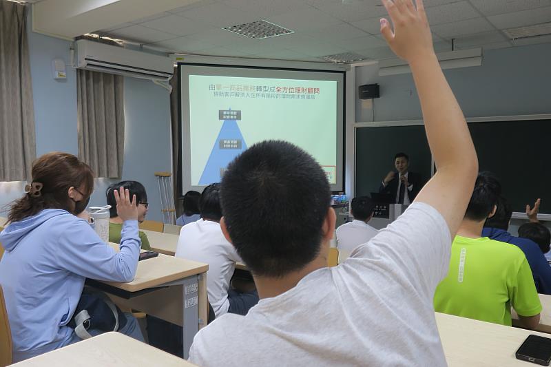 講座透過案例分析與互動交流，引導南大學生思考風險管理、消費決策與數據應用能力的重要性。