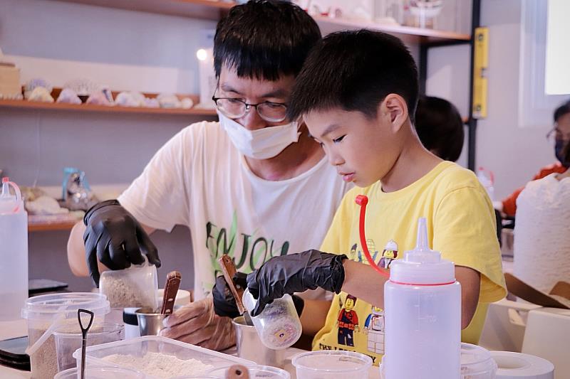 當地居民透過材料體驗工作坊，實踐循環價值。