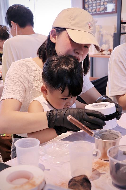 不論大人與小孩，都能親身參與並觸碰材料。