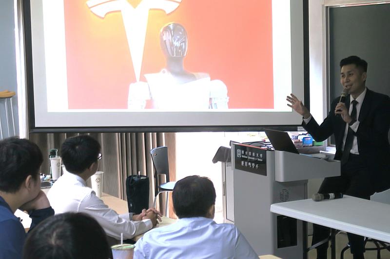 陳柏村經理解析AI時代產業發展趨勢，帶領南大學生認識數學人才在金融保險領域的重要角色。